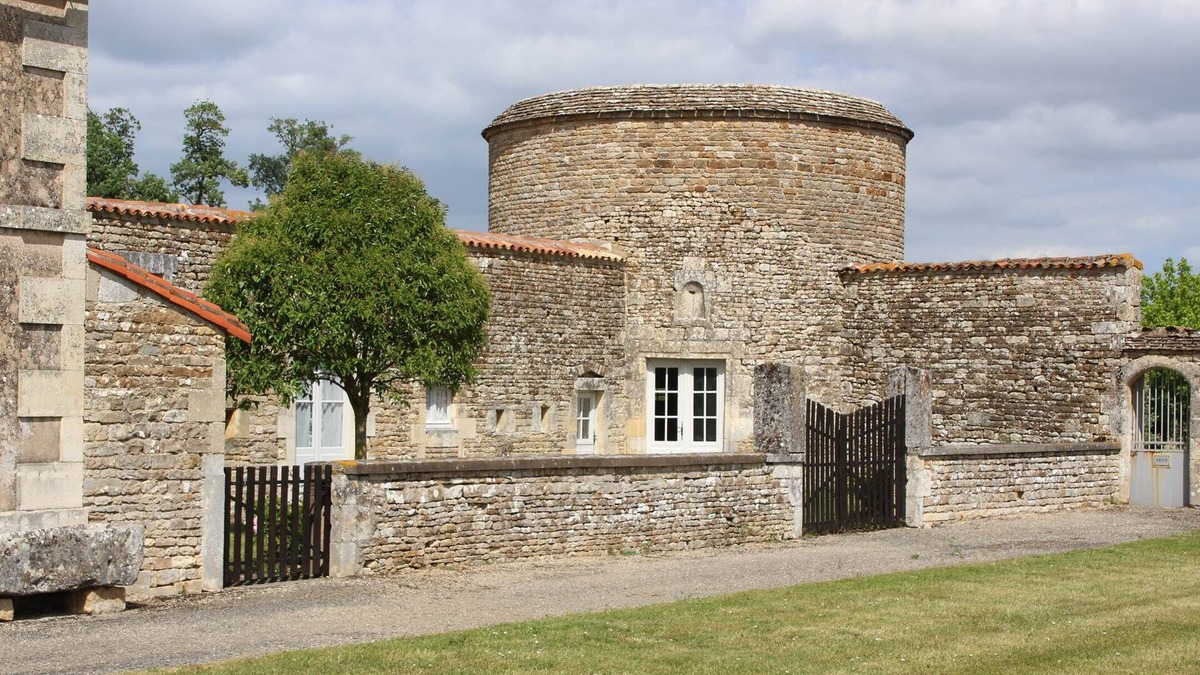 Paizay-Naudouin-Embourie House | Logis in the chateau enclosure