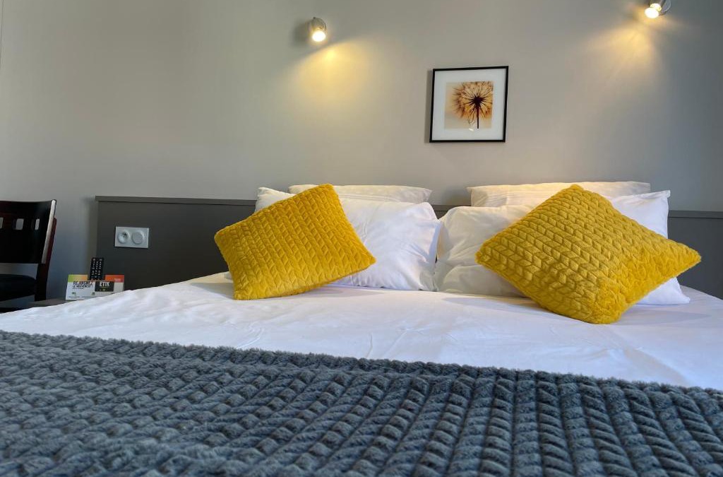 Lourdes Hotel | Logis Hôtel Castel de Mirambel