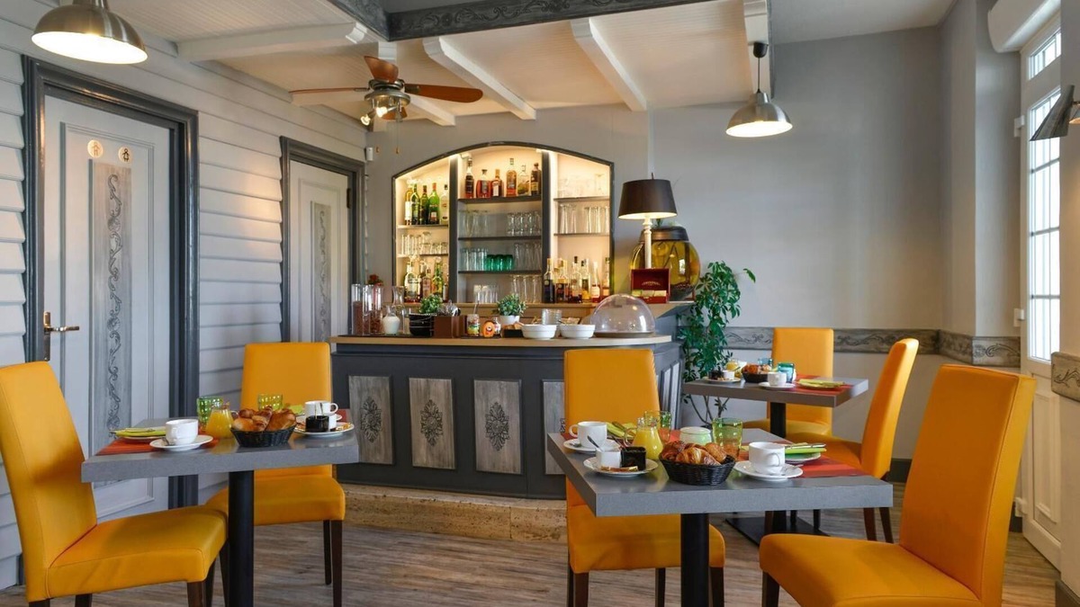 Salbris Hotel | Logis Hôtel du Dauphin