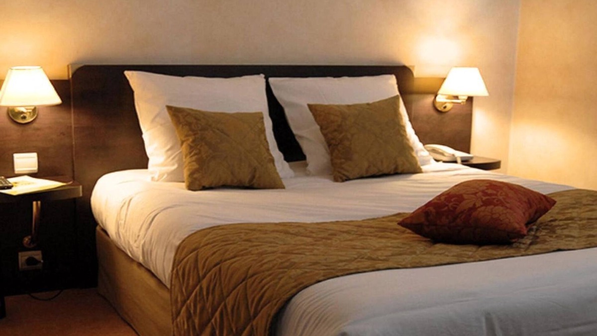 Vernantes Hotel | Logis Hôtel Le Pélican & son restaurant