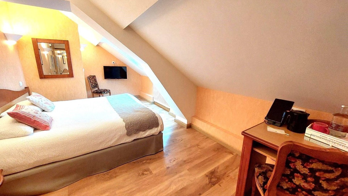 Celles-sur-Plaine Hotel | Logis Hôtel & Restaurant des Lacs