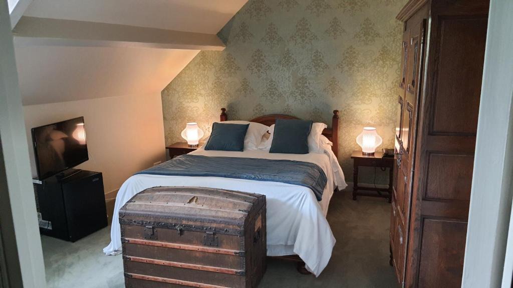 Germigny-l'Eveque Hotel | LOGIS - Hôtel & Restaurant Le Gonfalon