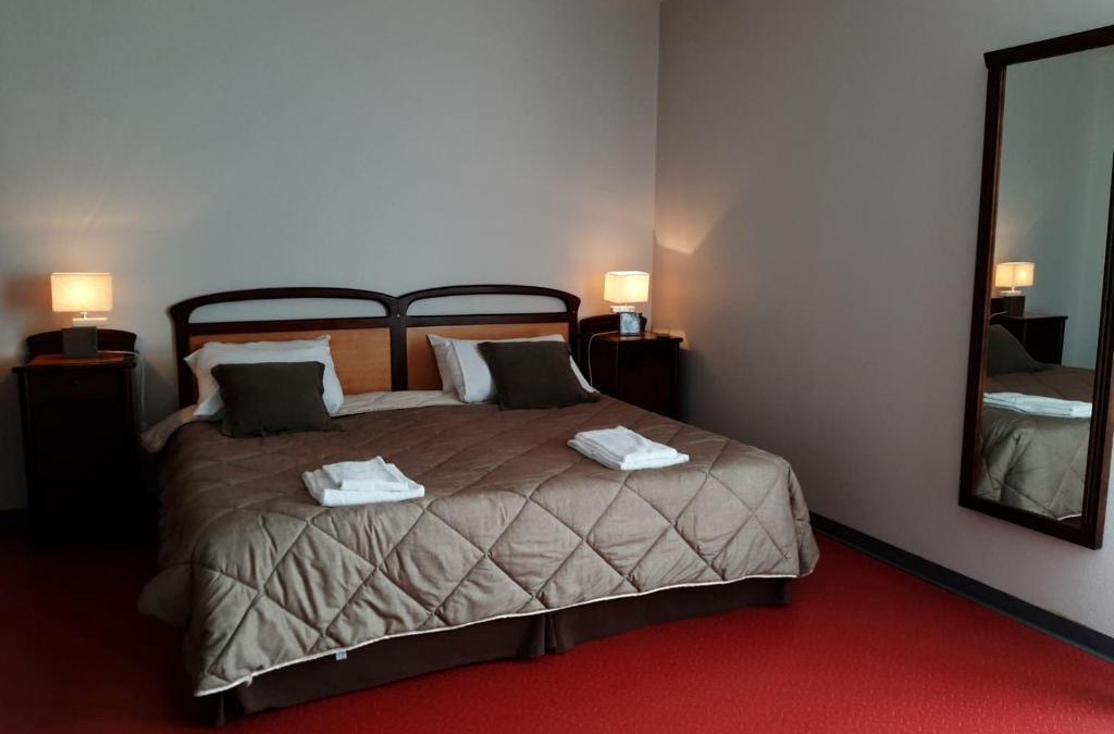 Chartronges Hotel | LOGIS - Hôtel & Restaurant le Grand Terre