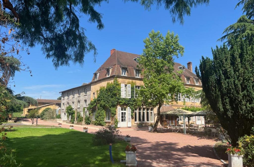 Chaintre Hotel | Logis Hôtels Château de La Barge