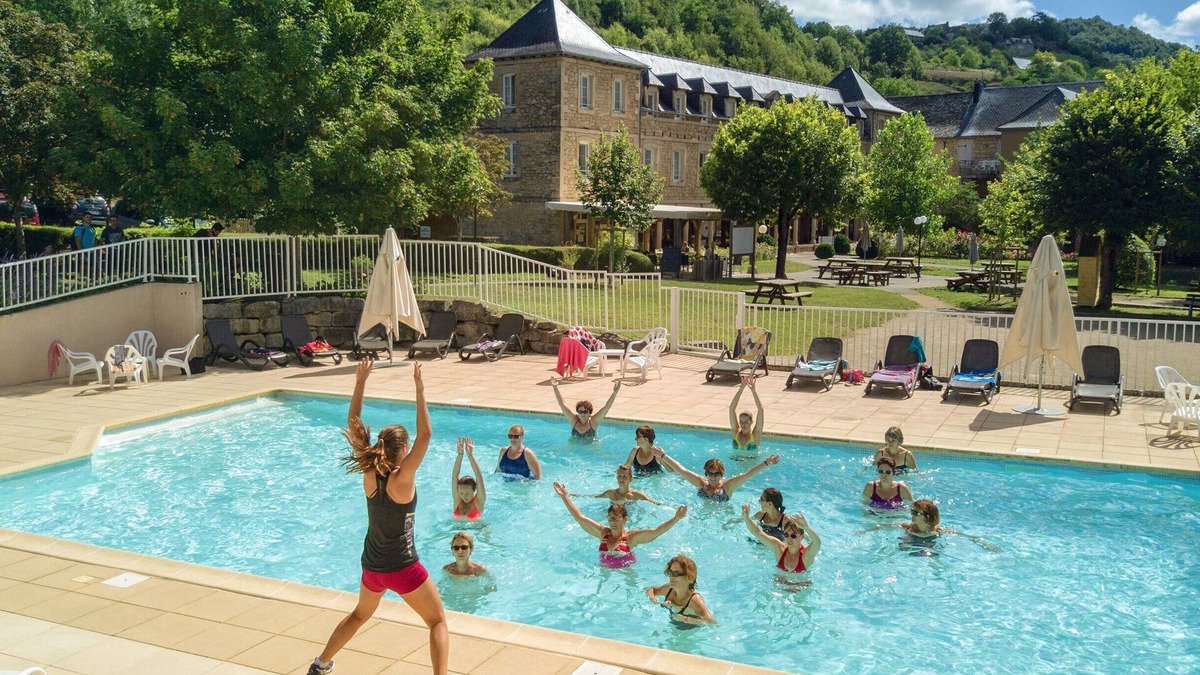 Salles-la-Source Hotel | LOGIS HOTEL - L'HÔTEL DES BAINS