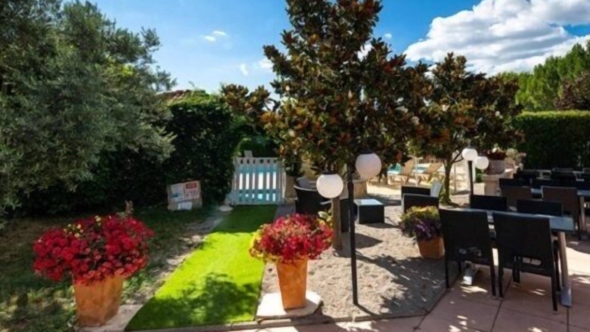 Oraison Hotel | LOGIS La Grande Bastide