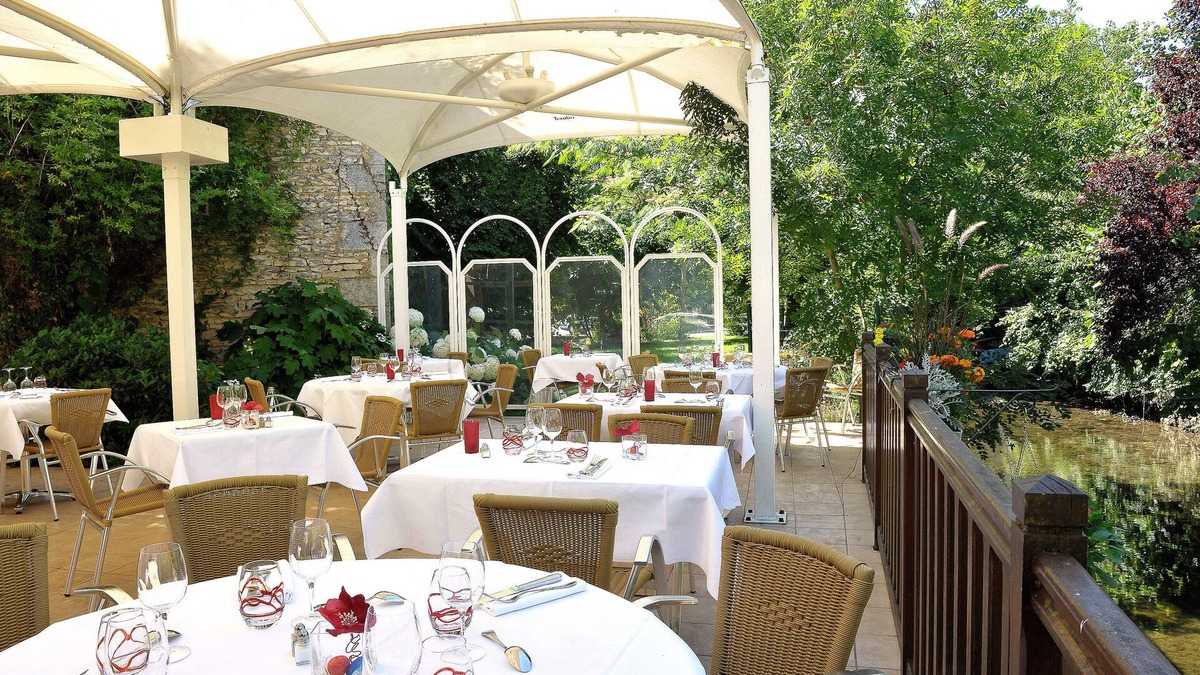 Vouille Hotel | Logis Le Cheval Blanc et Clovis