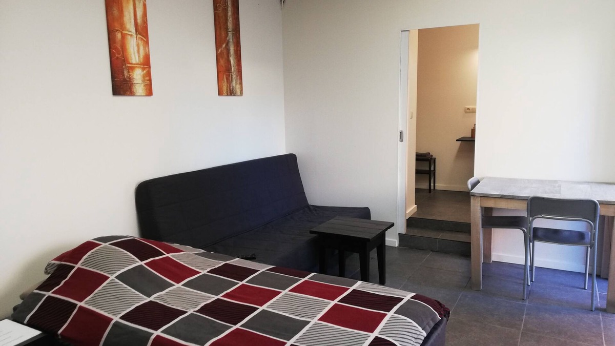 Lommel Hotel | Lommel inn, free wifi, 7/24 check inn, sat tv, free parking, 4 people