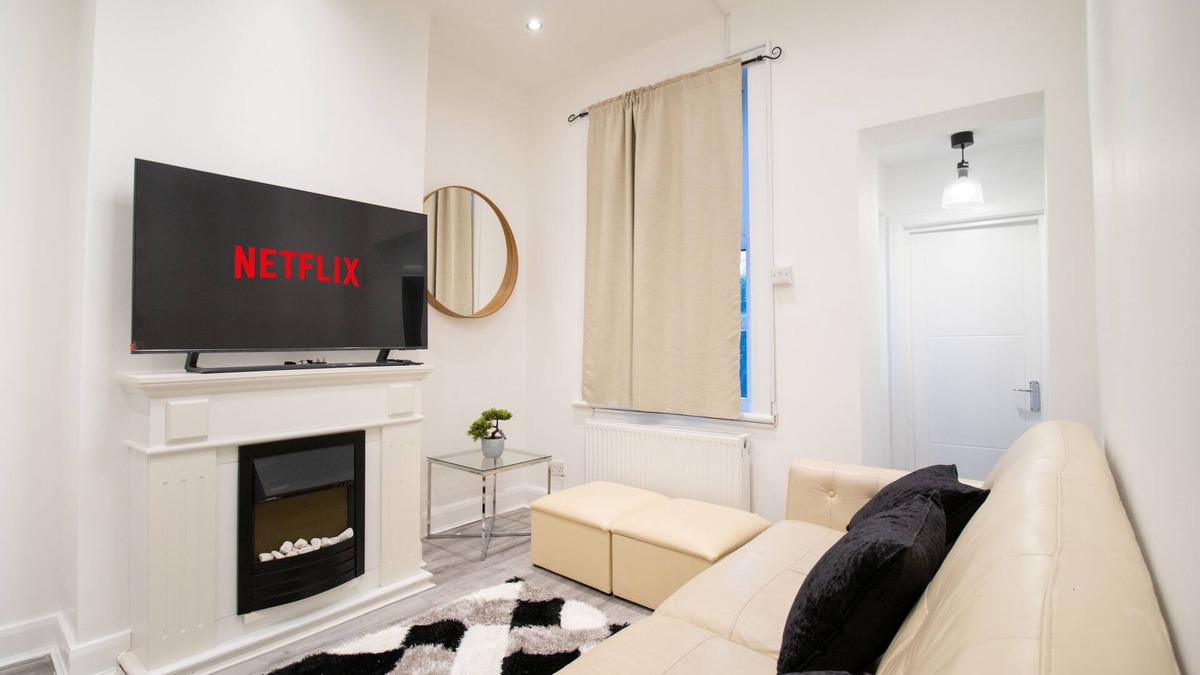 Lansbury Apartment | London Apt - Sleeps 4 - Parking - Wifi