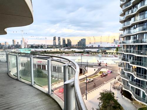 Canning Town South Apartment | London Excel Cosy Apartment with Balcony & River View close to O2 Arena, Cable Car, City Hall