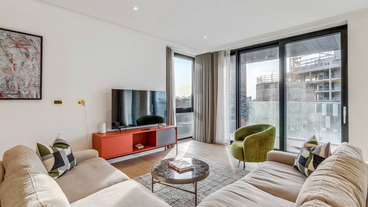 St. Pancras and Somers Town Apartment | London Glamour: 3-Bedroom City View