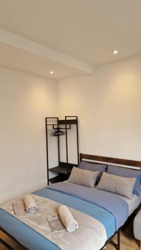 St. Helen's Apartment | London Kensington Room