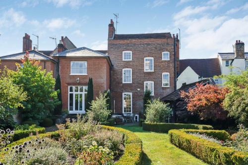 Hertingfordbury Villa | London- Large Period Town House with river front