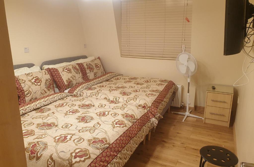 Clayhall Apartment | London Luxury 3 bedroom 2 bathrooms flat 1 min to Redbridge Station FREE parking & WIFI