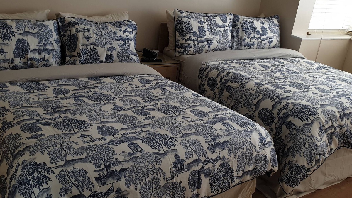 Clayhall Apartment | London Luxury 3 Bedroom Apartment 1 min from Redbridge Tube Station