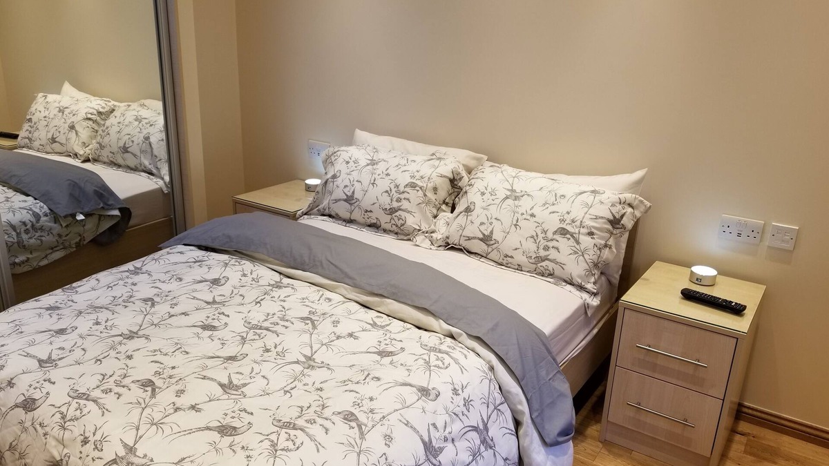 Cranbrook Apartment | London Luxury Studio Flat #3 Rose Apartment 1 minute from Underground Sleeps 2
