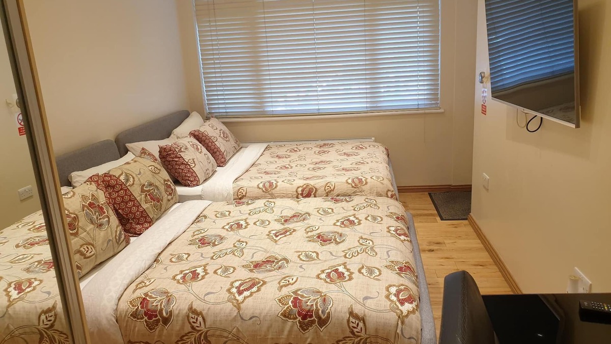 Cranbrook Apartment | London Luxury Studio Flat #4 Mayflower Apartment 1 min to Underground Sleeps 4