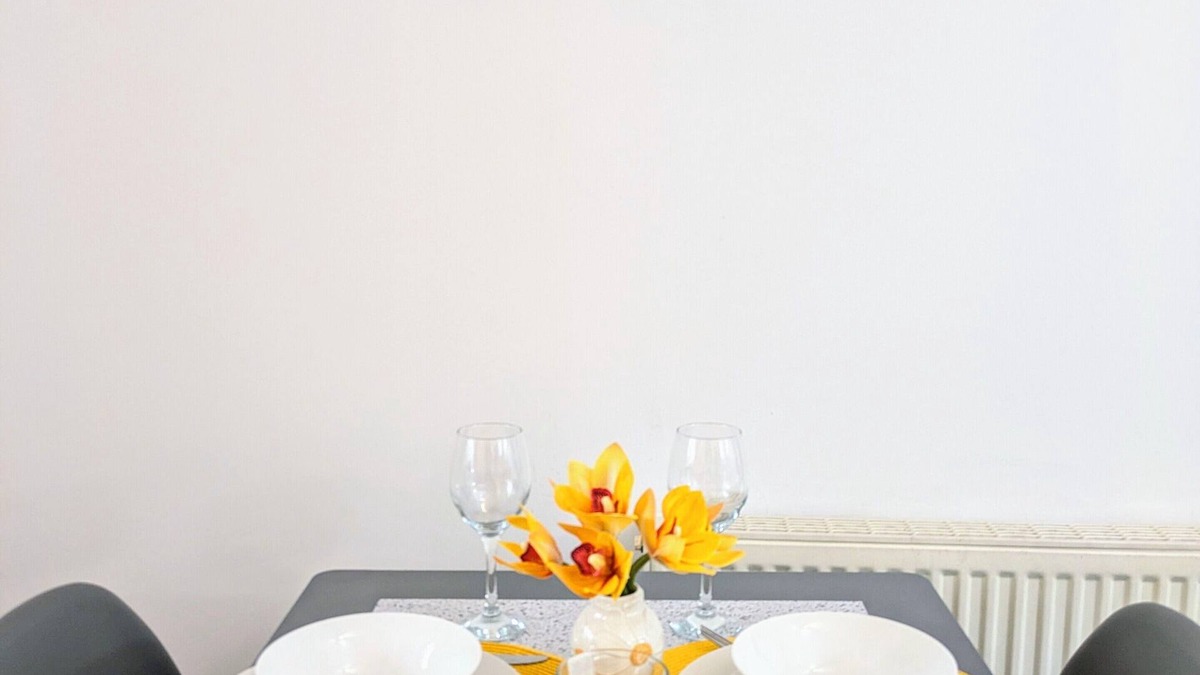 West Hendon Apartment | London Studio centrally located, minutes from train stations