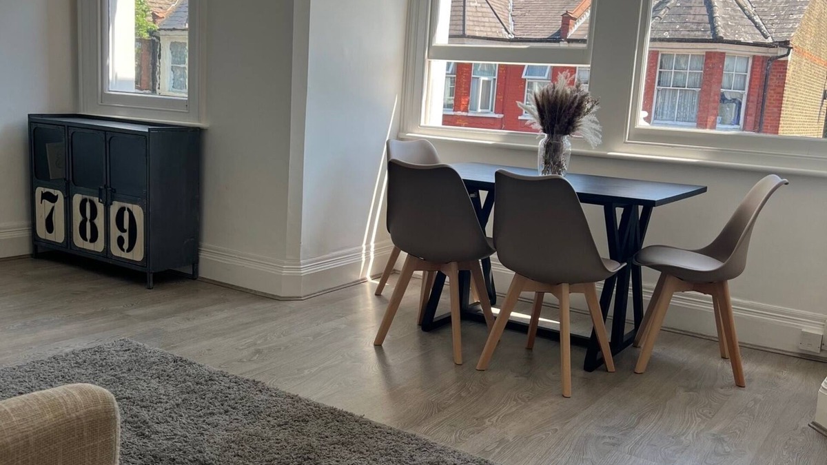 Bruce Grove Apartment | London Stylish 2 Bedroom First Floor Flat