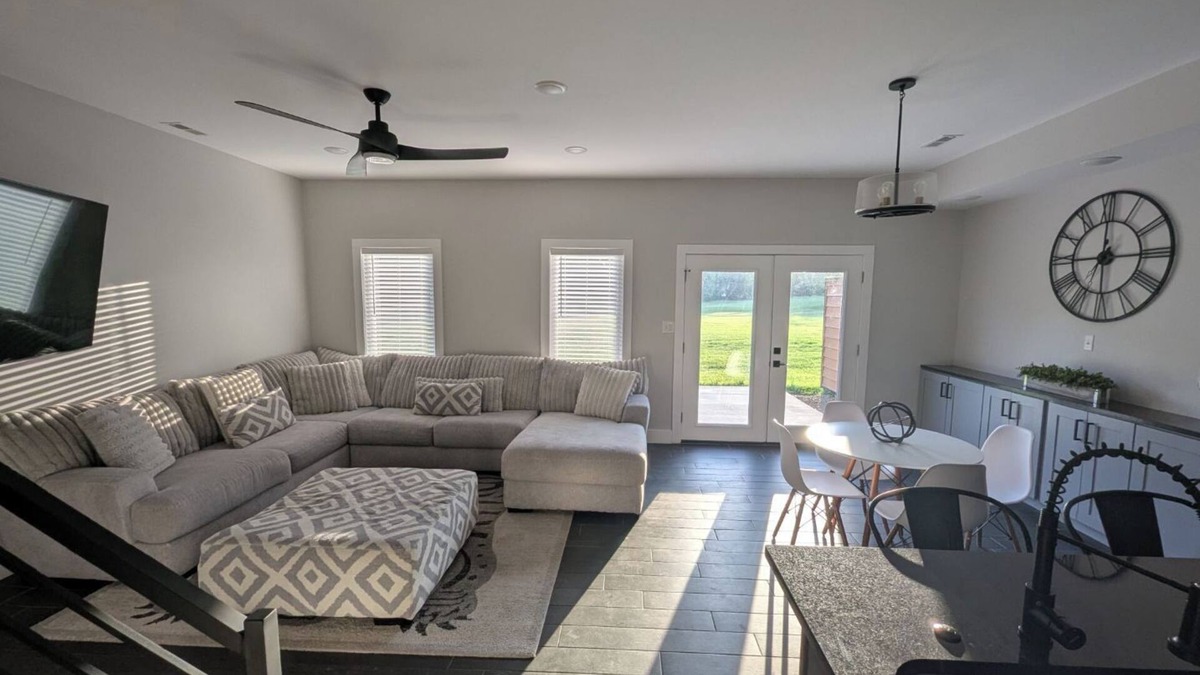 London House | London townhome in The Oaks of London. Enjoy a round of golf and the patio.
