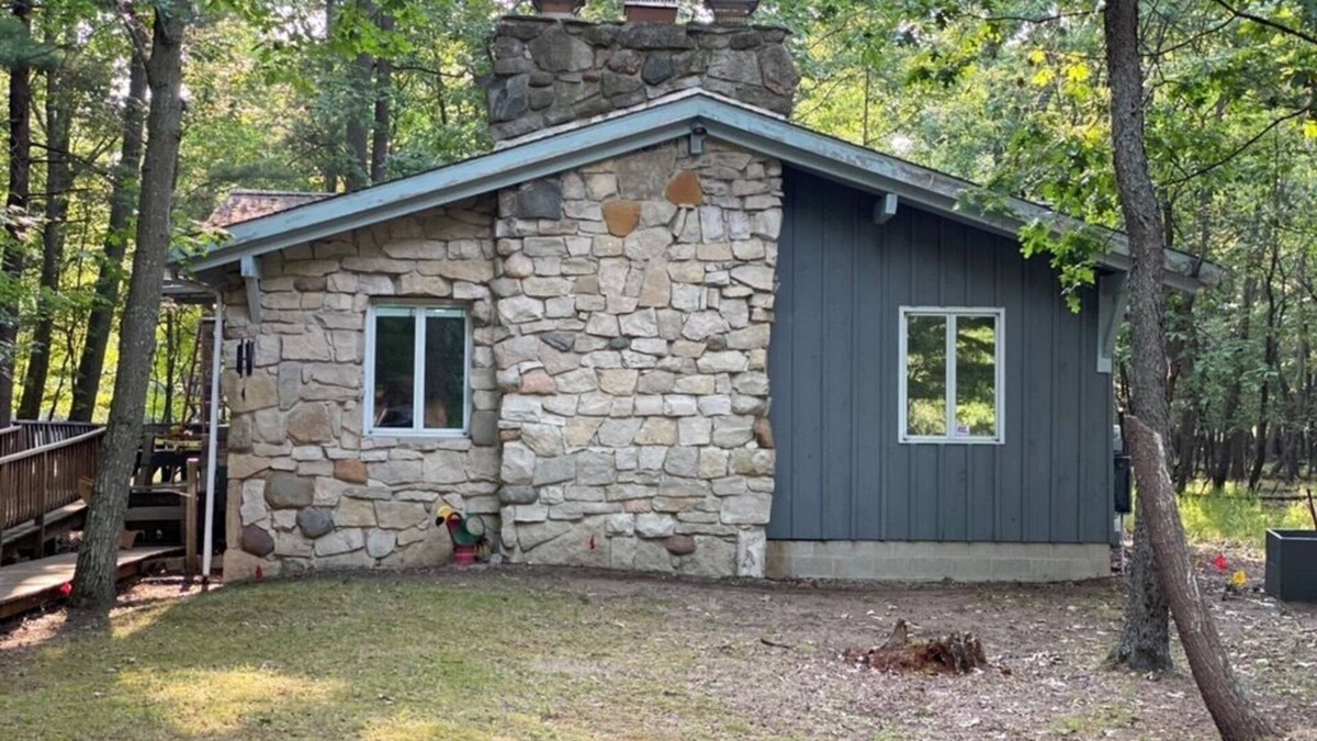 Pigeon Cabin | Lone Eagle LodgenCozy 3-bedroom cabin, located on Sand Point near Caseville, MI