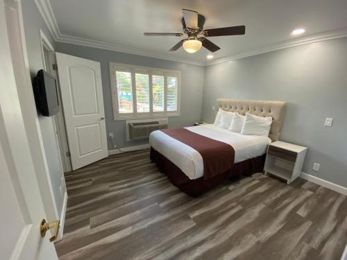 North Fremont Street Hotel | Lone Oak Lodge