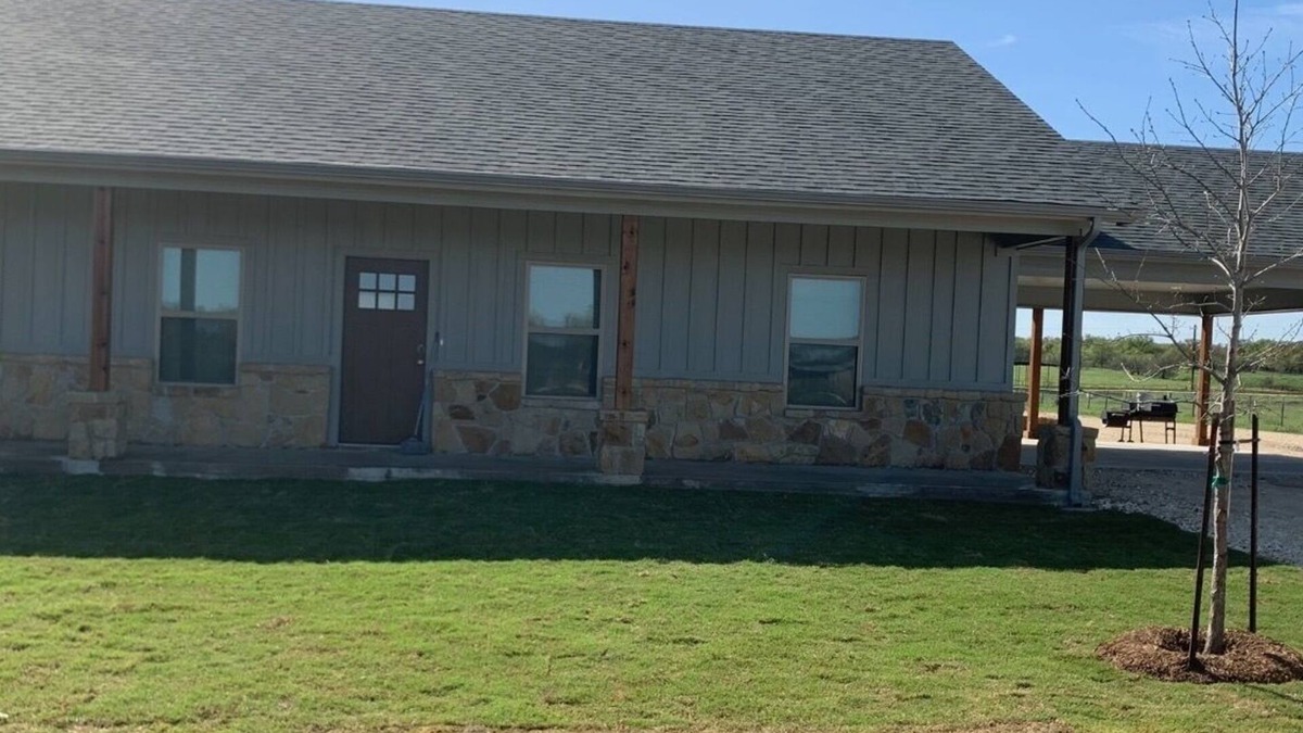 Dublin House | Lone Oak Place with Horse Stalls