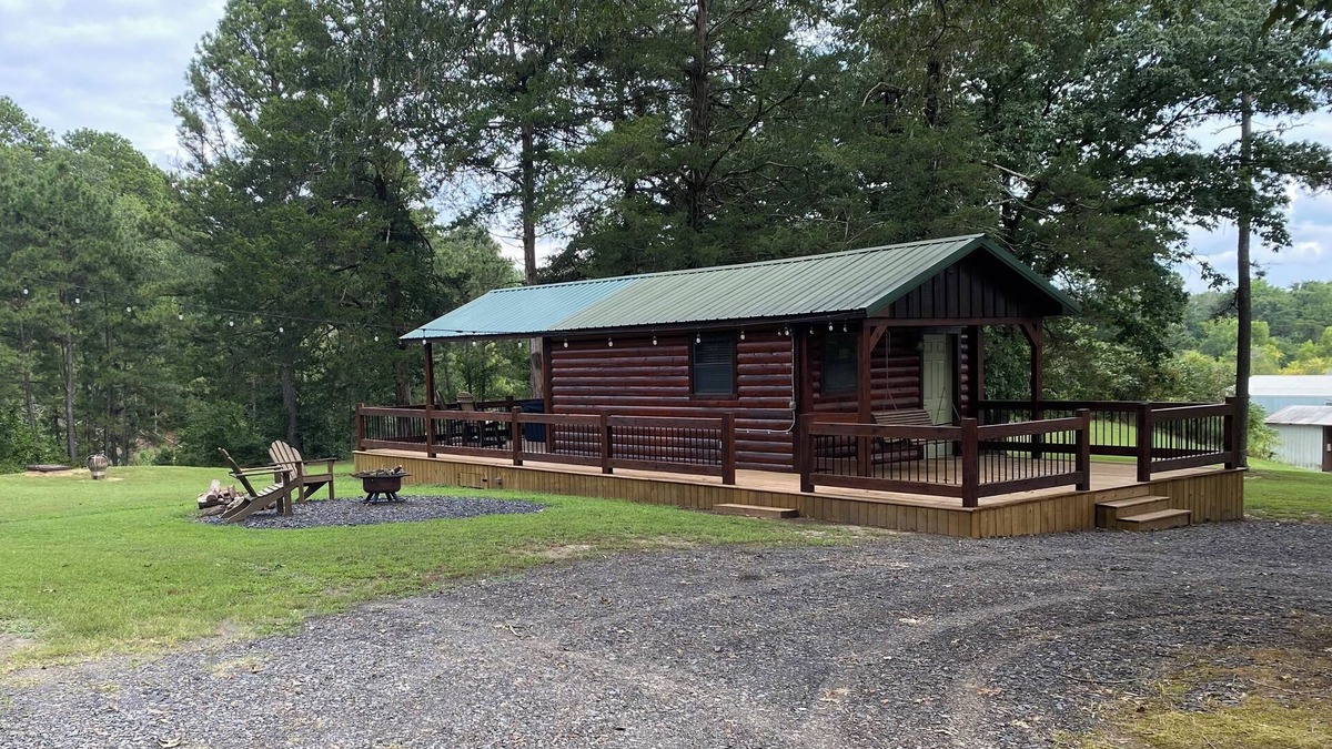 Battiest Cabin | Lone Oak-Sm Cozy 2 person cabin on a hill, Hot Tub, Fire Pit & Wood, Free WIFI