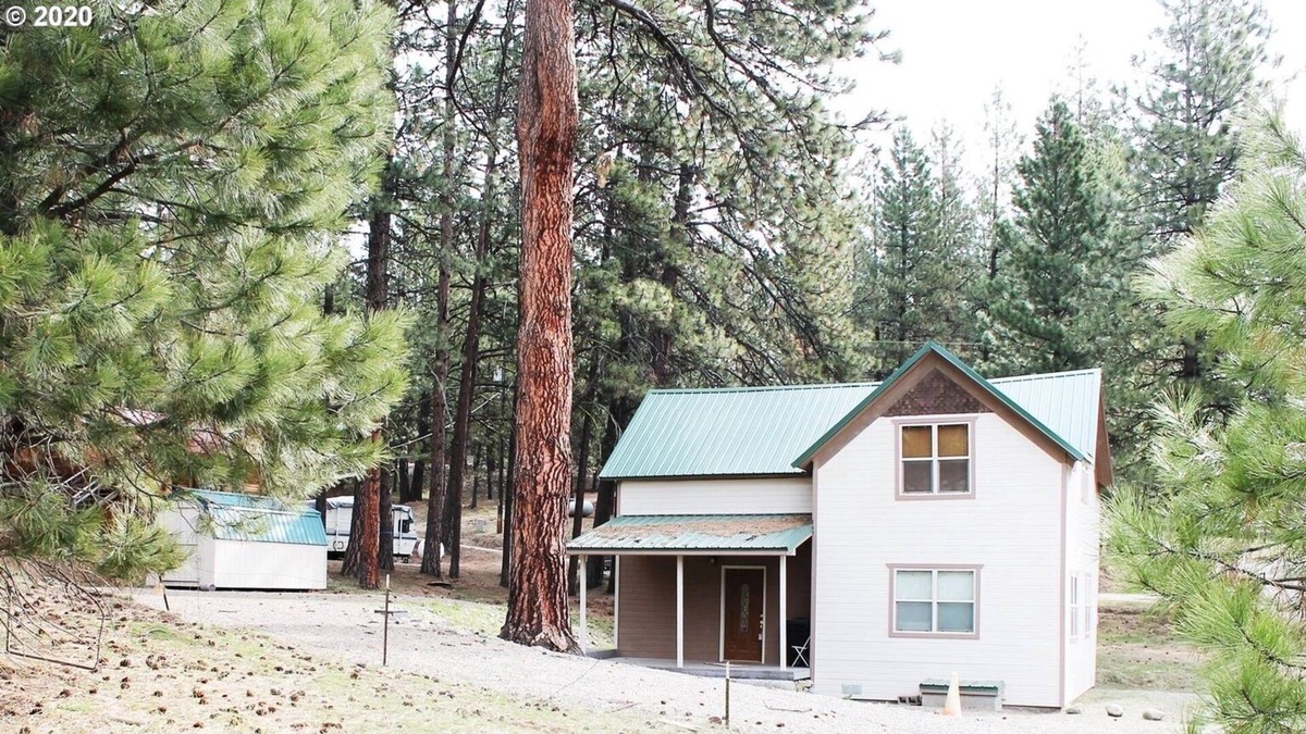 Sumpter House | Lone Pine Claim - Just minutes to ATV and hiking trails.