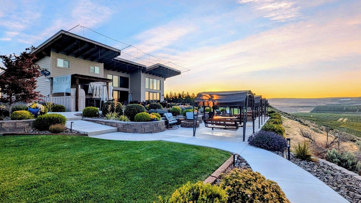 Brewster Cottage | Lone Point Cellars
