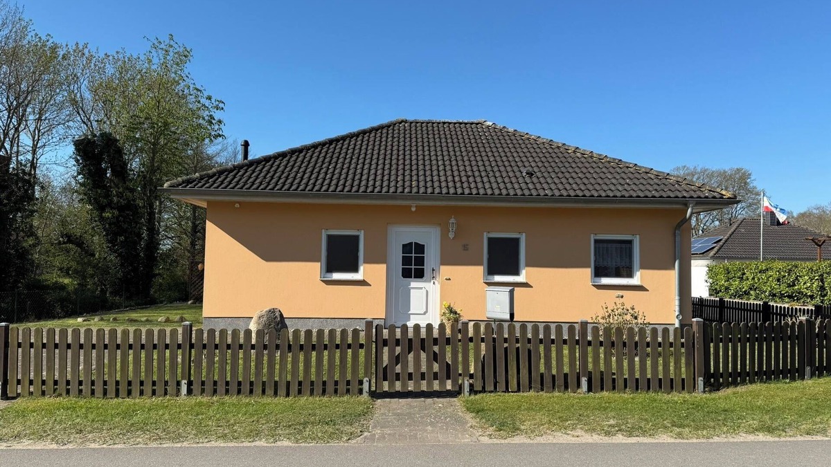 Wischuer House | Lone-standing vacation home built in 2007 with a garden, pets welcome