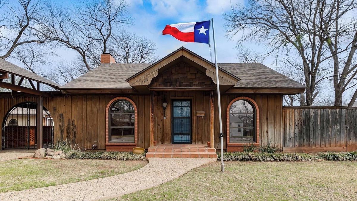 Elmwood Area House | Lone Star Hacienda - Resort-Style Texas Charm