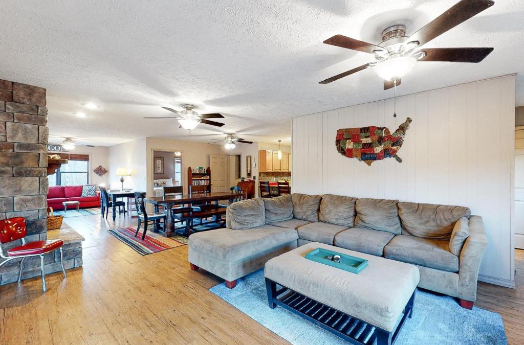 Eureka Springs House | Lone Star Lake House
