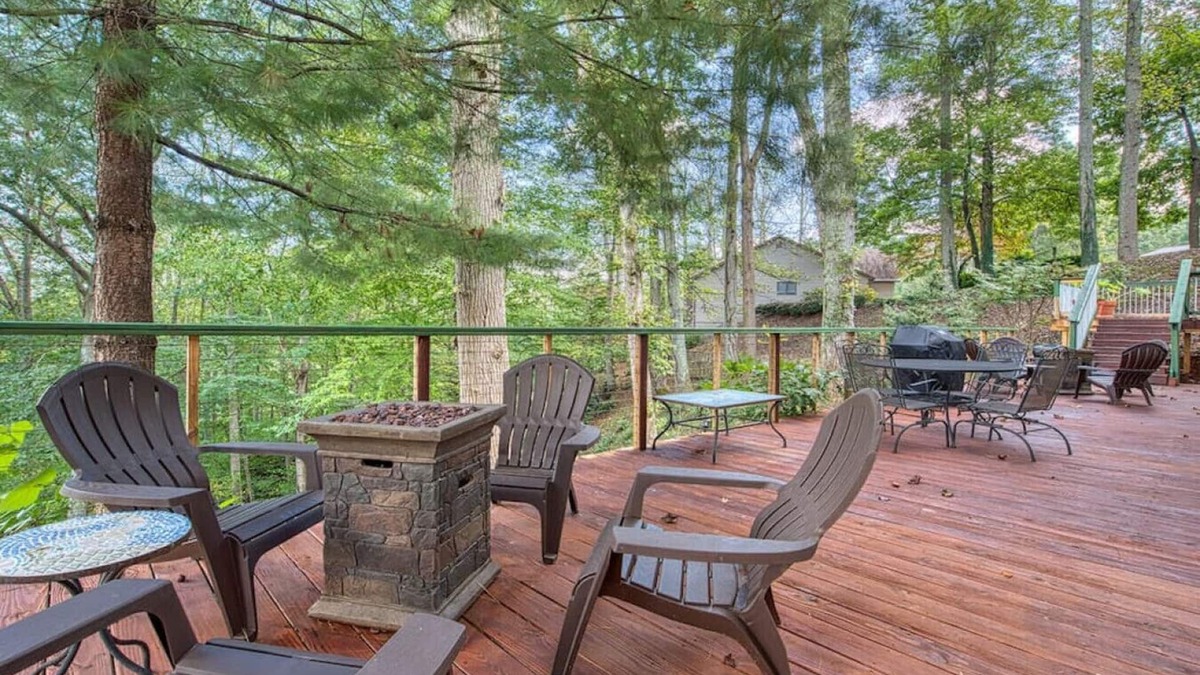 Lake Junaluska Apartment | Lone Star Retreat # 3 -10 min to Waynesville & BR Pkwy-25 min to Biltmore Estate