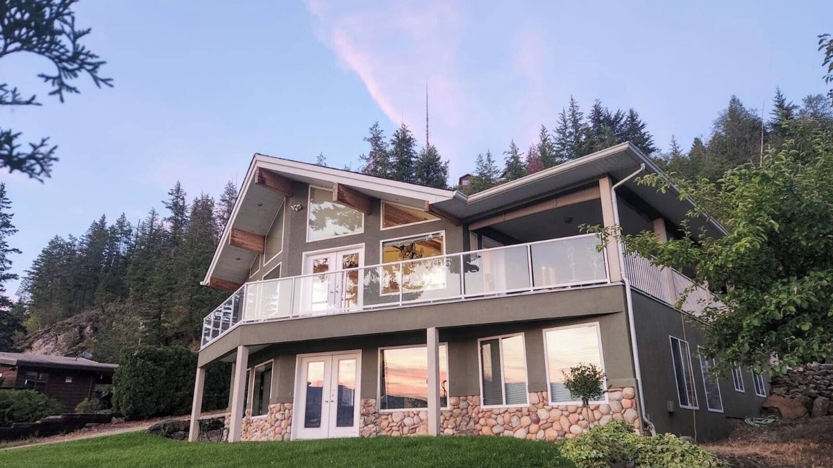 Blind Bay House | Lone Tree Lodge: Semi-waterfront with private beach, dock, boat launch + buoy