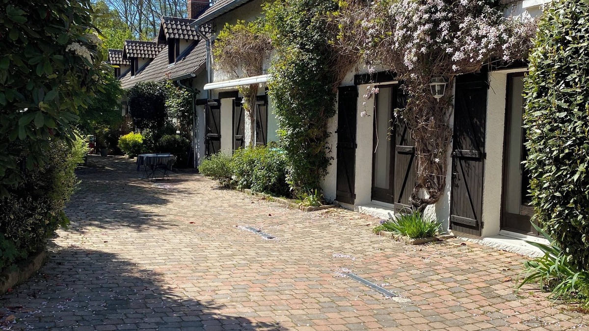Saint-Remy-l'Honore House | Longère Dans un Écran de Verdure en Toute Tranquillité