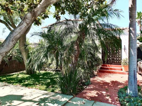 Zaferia House | Long Beach Breeze - Dreamy 2 BR Near Anaheim Street
