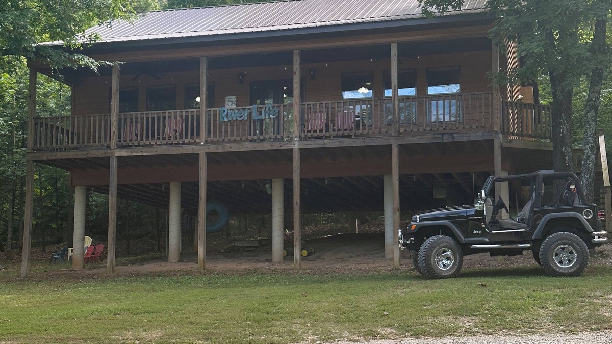 Mammoth Spring Cabin | Long Deck Tree House