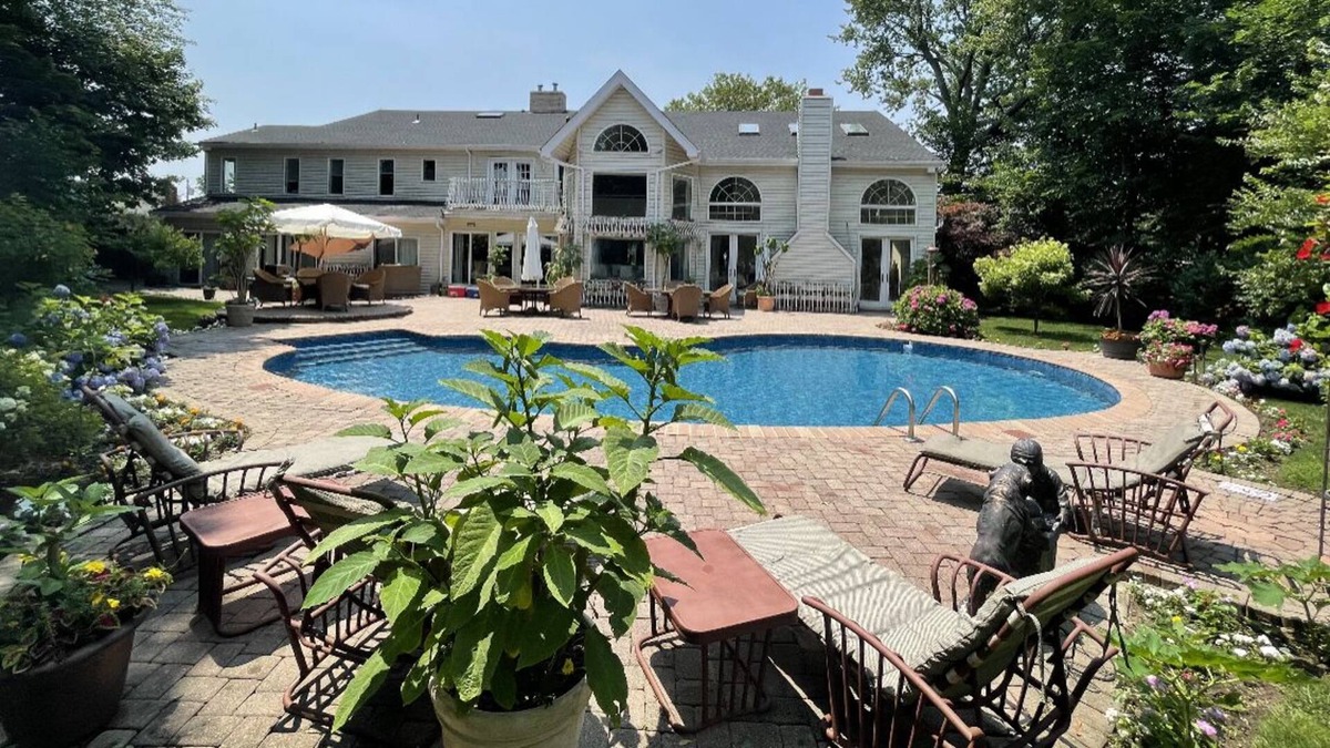 Malverne House | Long Island, Near to beaches, and Manhattan! Enjoy our Billiards Room!!