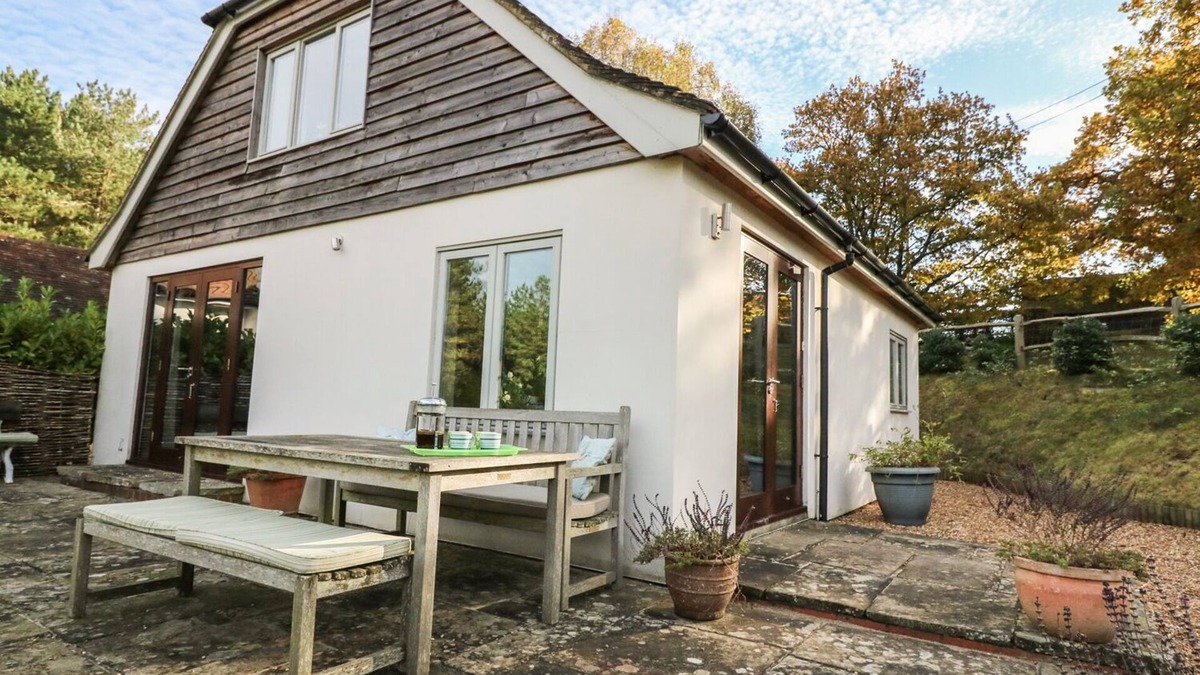 Midhurst Cottage | LONG MEADOW, family friendly, with a garden in Midhurst