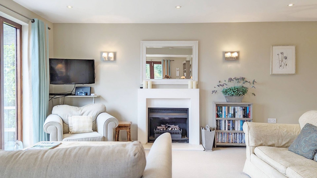 Midhurst Cottage | Long Meadow - sleeps 4 guests in 2 bedrooms