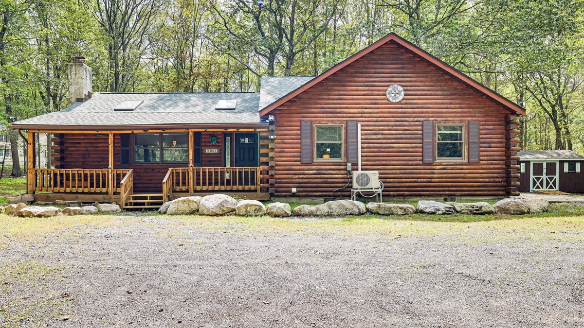 Long Pond Cabin | Long Pond Log Cabin w/Hot Tub Soaks & Outdoor Fun