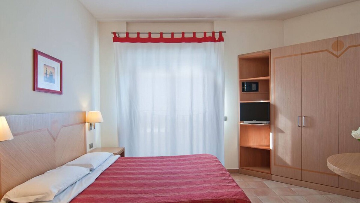 Zona XXX Castel Fusano Apartment | Long Stay Monthly Apartment near Rome I Triangoli with backyard