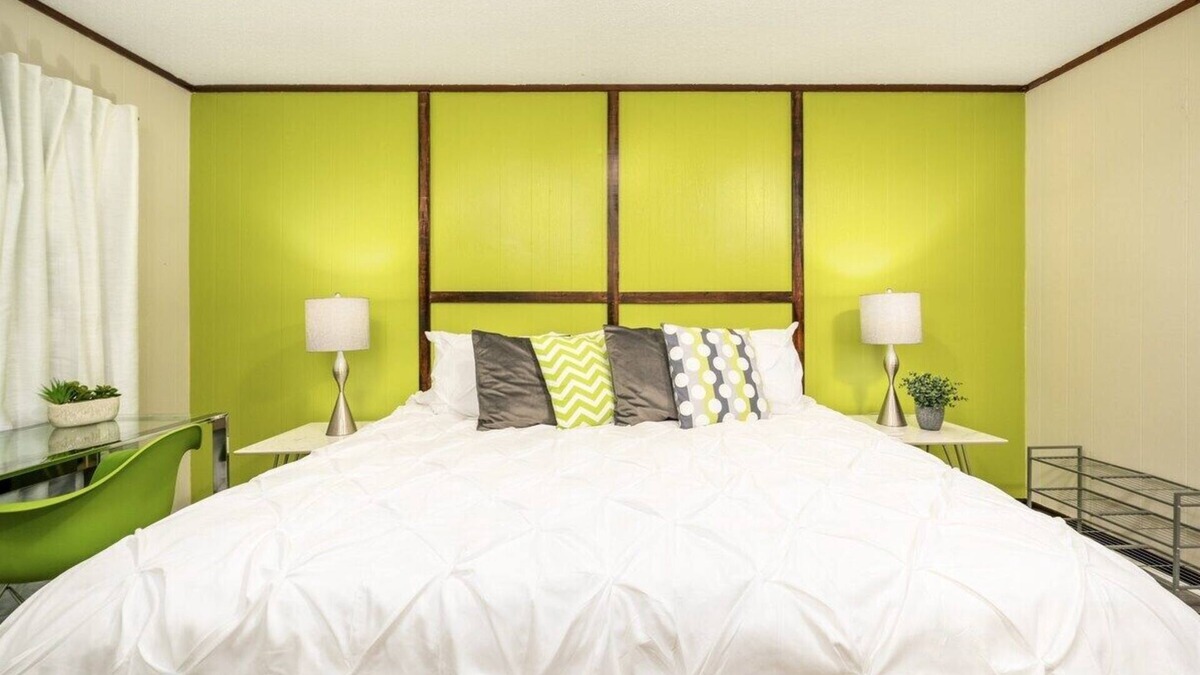 Pineville Apartment | Long Stay Near D.T King Bed Smart TV Pets W/D