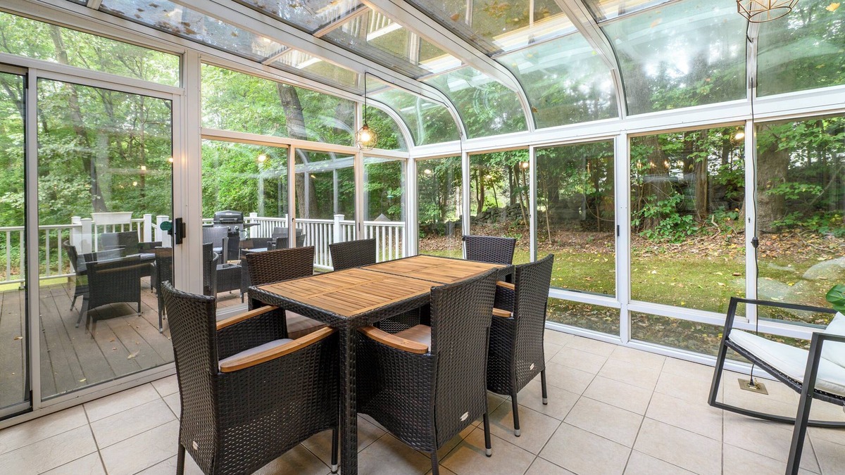 Clinton House | LONG-TERM Relaxing Glass House - Fall Leaves/Beach 5mins/Ski 25mins