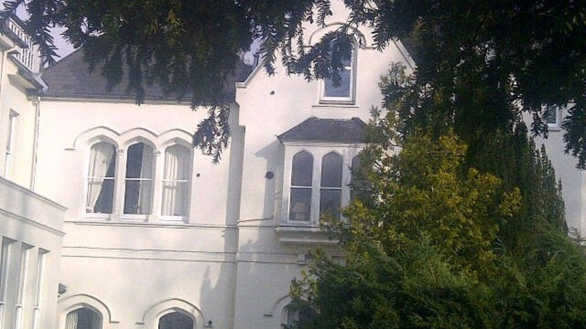 East Grinstead Apartment | Long term rental apartment in Victorian building in beautiful countryside