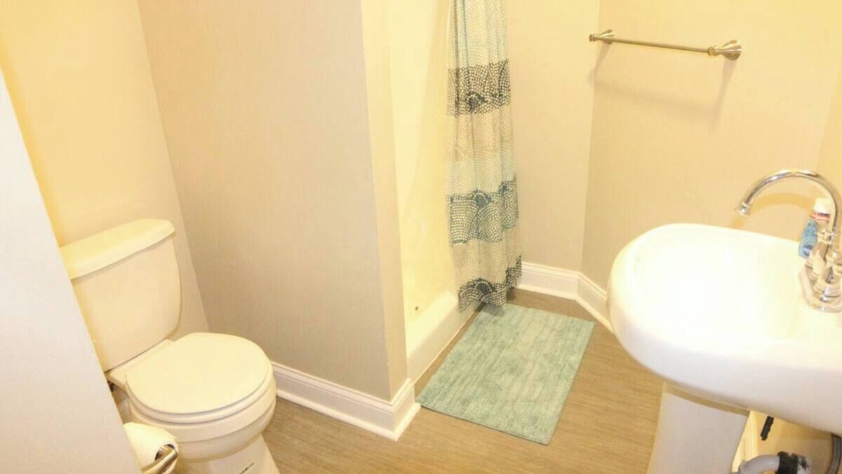 Minneapolis House | Long Term Stay for Large Groups . Sleeps 8 ! 5 bedrooms 3 baths!