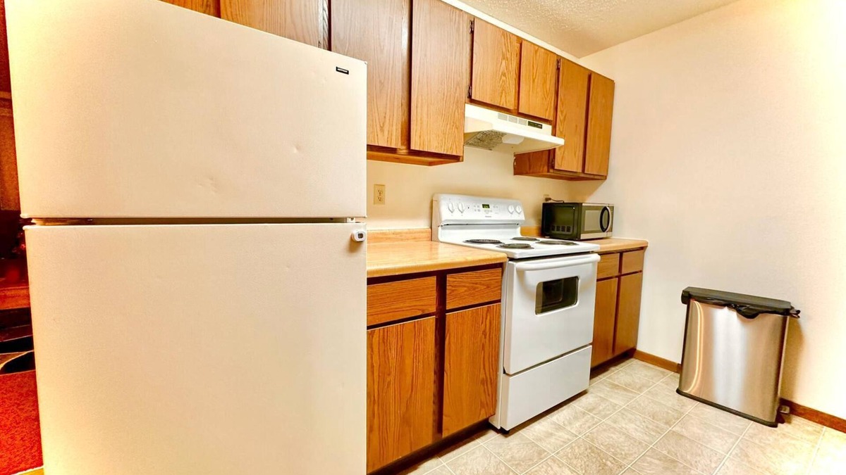 Moorhead House | Long -terms Stays and Short-term Terms Stays, Sleeps up to 10 people and pets.