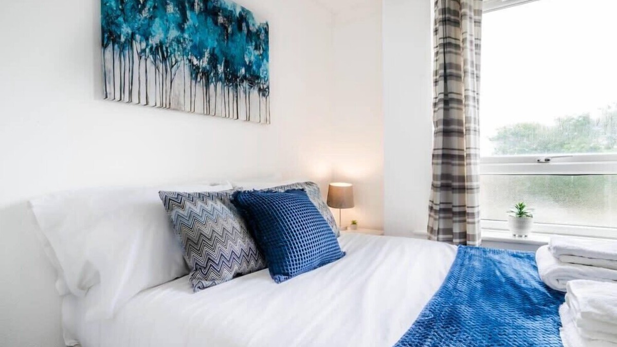 Horley Apartment | Longbridge Apartment Close to Gatwick