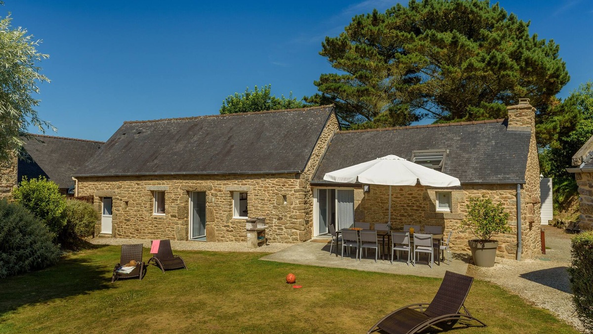 Plouguin Cottage | Longère (traditional long house) with covered and heated swimming pool in the Domaine des Abers*.